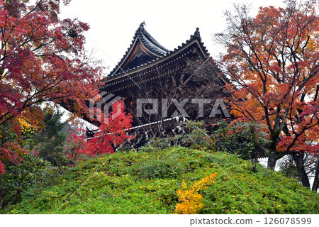 秋葉環繞的吉峰寺山門 秋葉環繞的吉峰寺山門 126078599