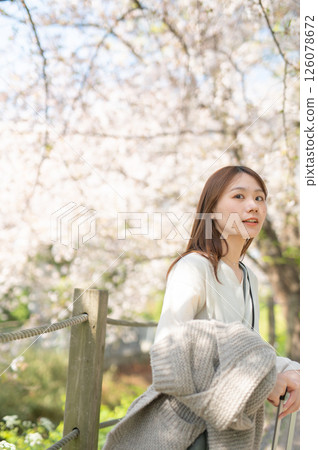 櫻花季旅行的女人 126078672