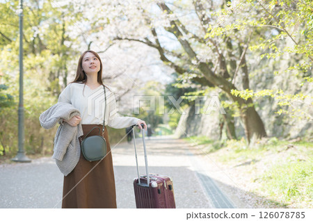 Woman traveling during cherry blossom season 126078785