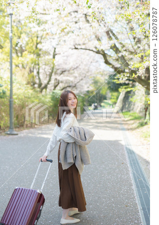 櫻花季旅行的女人 126078787