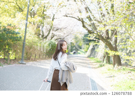 櫻花季旅行的女人 126078788