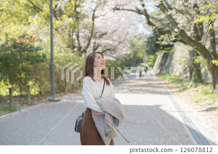 櫻花季旅行的女人 126078812