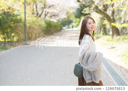 櫻花季旅行的女人 126078813