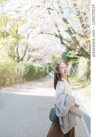 櫻花季旅行的女人 126078814