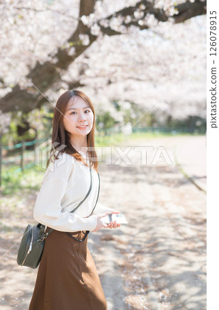 櫻花季旅行的女人 126078915