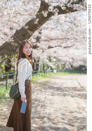 櫻花季旅行的女人 126078916