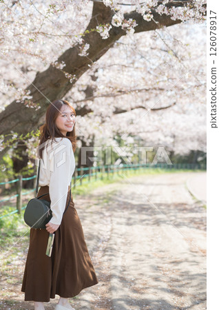 櫻花季旅行的女人 126078917