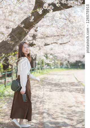Woman traveling during cherry blossom season Woman traveling during cherry blossom season 126078918