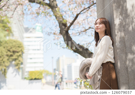 Woman traveling during cherry blossom season Woman traveling during cherry blossom season 126079037