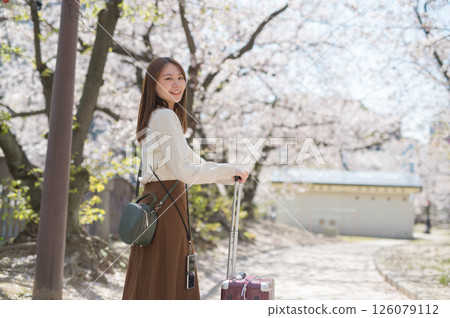 櫻花季旅行的女人 126079112