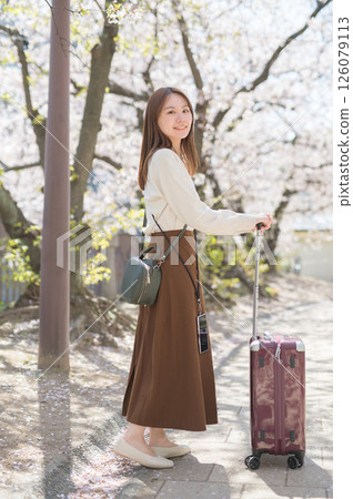 櫻花季旅行的女人 126079113