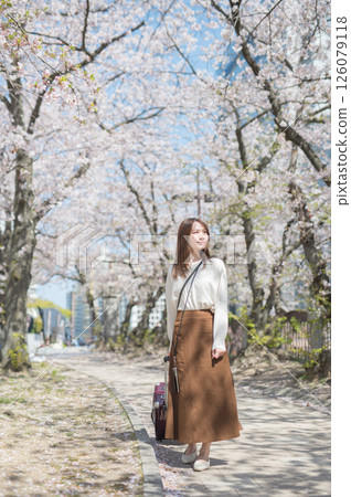 櫻花季旅行的女人 126079118