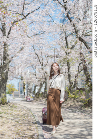 櫻花季旅行的女人 126079119