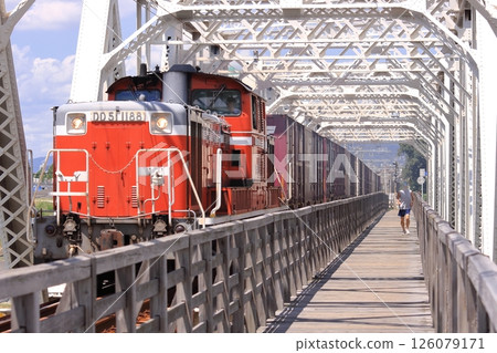 A freight train towed by DD51-1188 crossing the Akagawa Pedestrian Bridge on the Osaka Higashi Line, which was abolished due to passenger service. Photographed on August 26, 2010 126079171