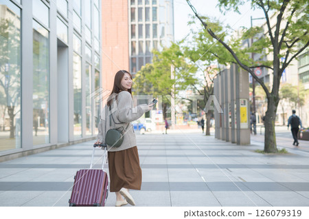 Woman traveling 126079319
