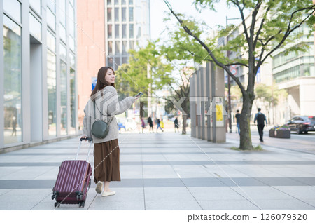 Woman traveling 126079320