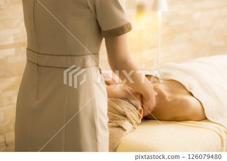 美容院接受按摩的老年婦女 126079480