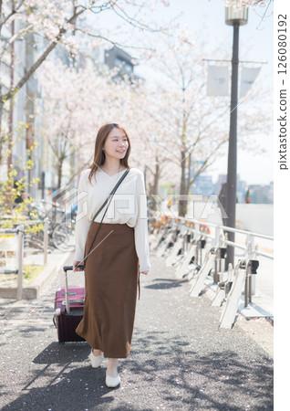Woman traveling during cherry blossom season 126080192