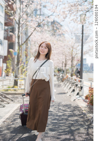 櫻花季旅行的女人 126080194