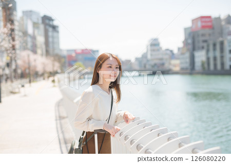 櫻花季旅行的女人 126080220