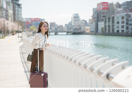 櫻花季旅行的女人 126080221