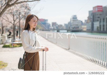 櫻花季旅行的女人 126080222