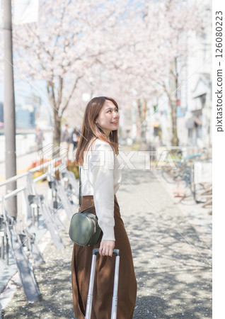Woman traveling during cherry blossom season 126080223