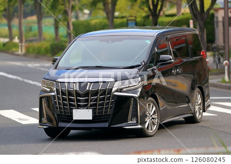 豪華黑色小型貨車的圖像 126080245