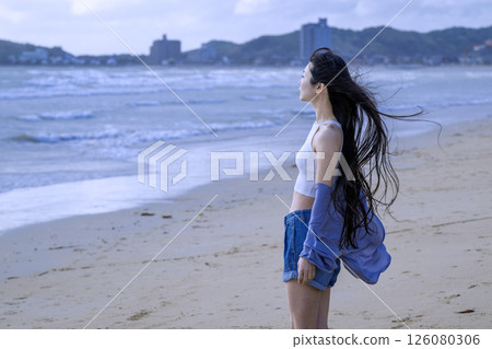 一名年輕女子在沙灘上散步(福岡縣宮地浜海灘) 一名年輕女子在沙灘上散步(福岡縣宮地浜海灘) 126080306