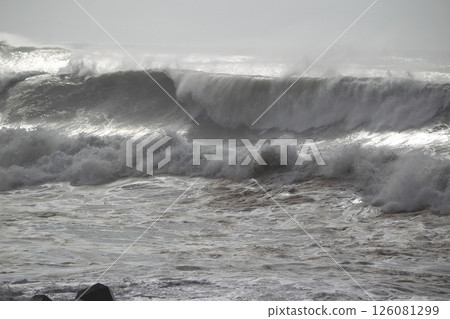 海浪拍擊桂濱 海浪拍擊桂濱 126081299