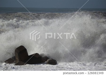 Waves crashing on Katsurahama Beach Waves crashing on Katsurahama Beach 126081349