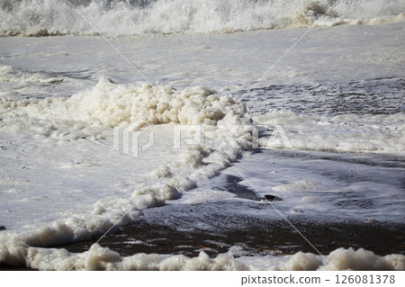海浪拍擊桂濱 海浪拍擊桂濱 126081378