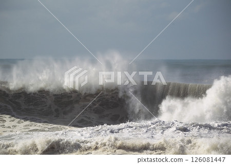 Waves crashing on Katsurahama Beach 126081447