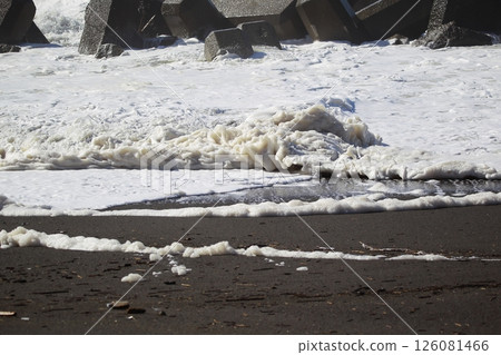 Waves crashing on Katsurahama Beach 126081466