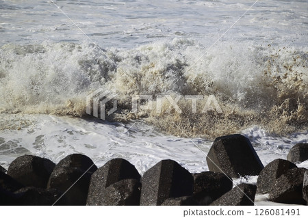Waves crashing on Katsurahama Beach Waves crashing on Katsurahama Beach 126081491