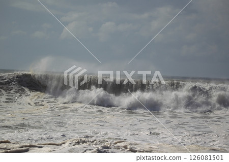 Waves crashing on Katsurahama Beach 126081501