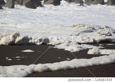 Waves crashing on Katsurahama Beach 126081503