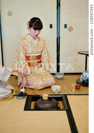 一位20多歲身著和服的女性正在體驗茶道 126081943