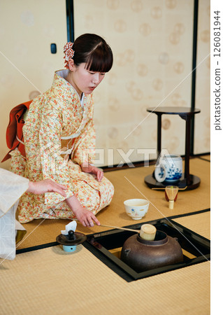 一位20多歲身著和服的女性正在體驗茶道 126081944