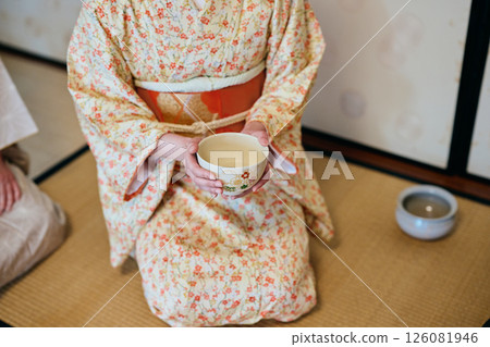 一位20多歲身著和服的女性正在體驗茶道 126081946