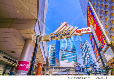 日本東京城市景觀:從Wave Street眺望京王井之頭線澀谷站和IT中心大樓(13日) 日本東京城市景觀:從Wave Street眺望京王井之頭線澀谷站和IT中心大樓(13日) 126082188