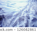 新雪上的足跡和冬日清晨的陽光 126082861