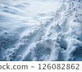 新雪上的足跡和冬日清晨的陽光 126082862