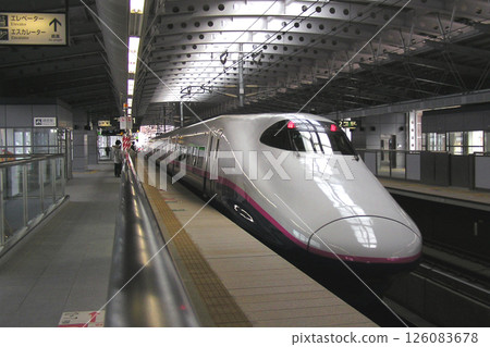 停泊在岩手沼宮車站的東北新幹線E2系列列車 停泊在岩手沼宮車站的東北新幹線E2系列列車 126083678