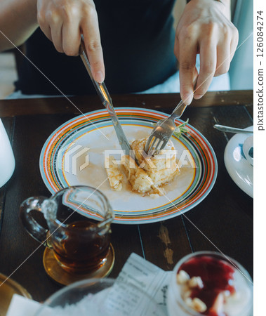 即將吃完煎餅的女人的手 即將吃完煎餅的女人的手 126084274