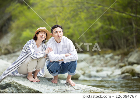 Men and women who enjoy playing in the water on the riverbed 126084767