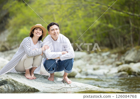 喜歡在河床戲水的男男女女 126084768