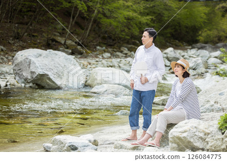 喜歡在河床戲水的男男女女 喜歡在河床戲水的男男女女 126084775