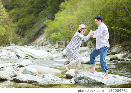 Men and women who enjoy playing in the water on the riverbed 126084781