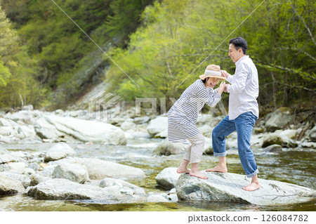 Men and women who enjoy playing in the water on the riverbed 126084782